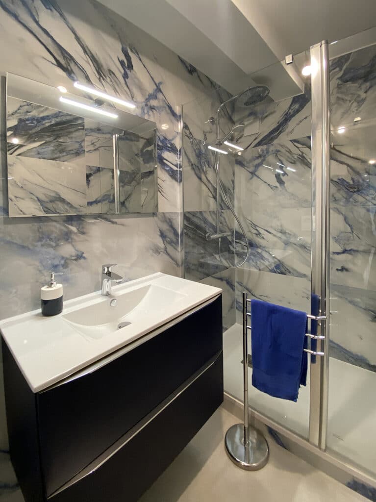Rénovation de salle de bain, Sol carrelage gris 60x120cm, faïence effet marbre 60x120cm