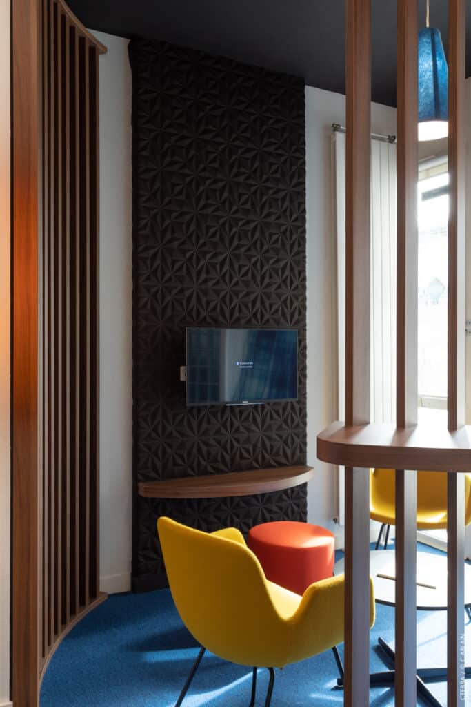 Vue sur l'intérieur d'un des bureaux. Création de locaux pour SECIB Rennes. Pavés de verre, claustra, escalier limon central, Flotex, claustra bois, revetement mural ARTE, mobilier OUEST BUREAU