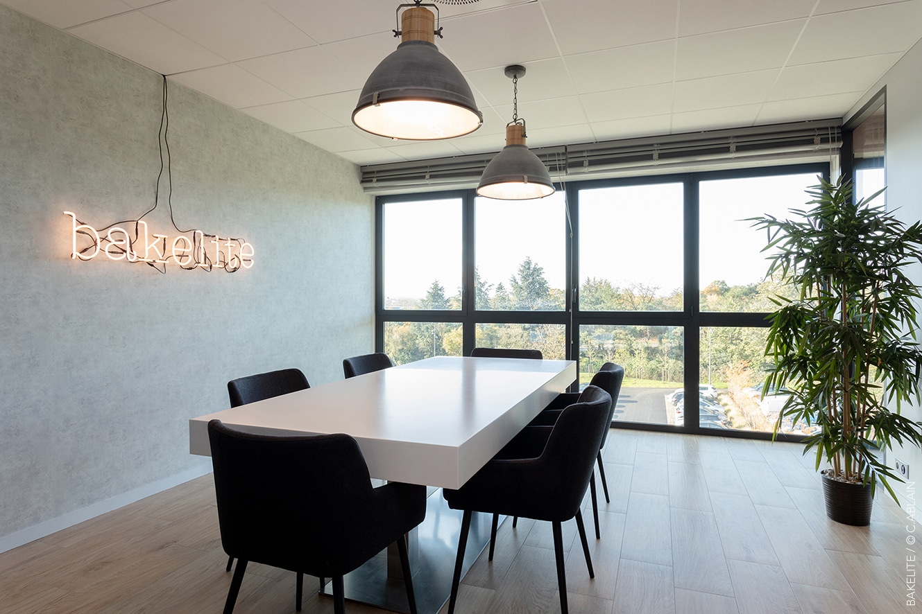 Conception de bureaux pour Bakelite Architecture. Décoration d'intérieur dans les tons orange. Moquette, flotex, stratifiés, lettres néons, luminaire industriel, carrelage effet bois, ruban led