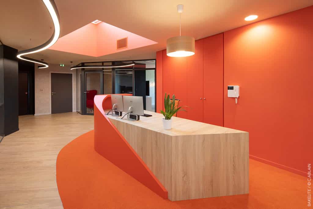 Conception de bureaux pour Bakelite Architecture. Moquette, flotex, stratifiés, lettres néons, luminaire industriel, carrelage effet bois, ruban led