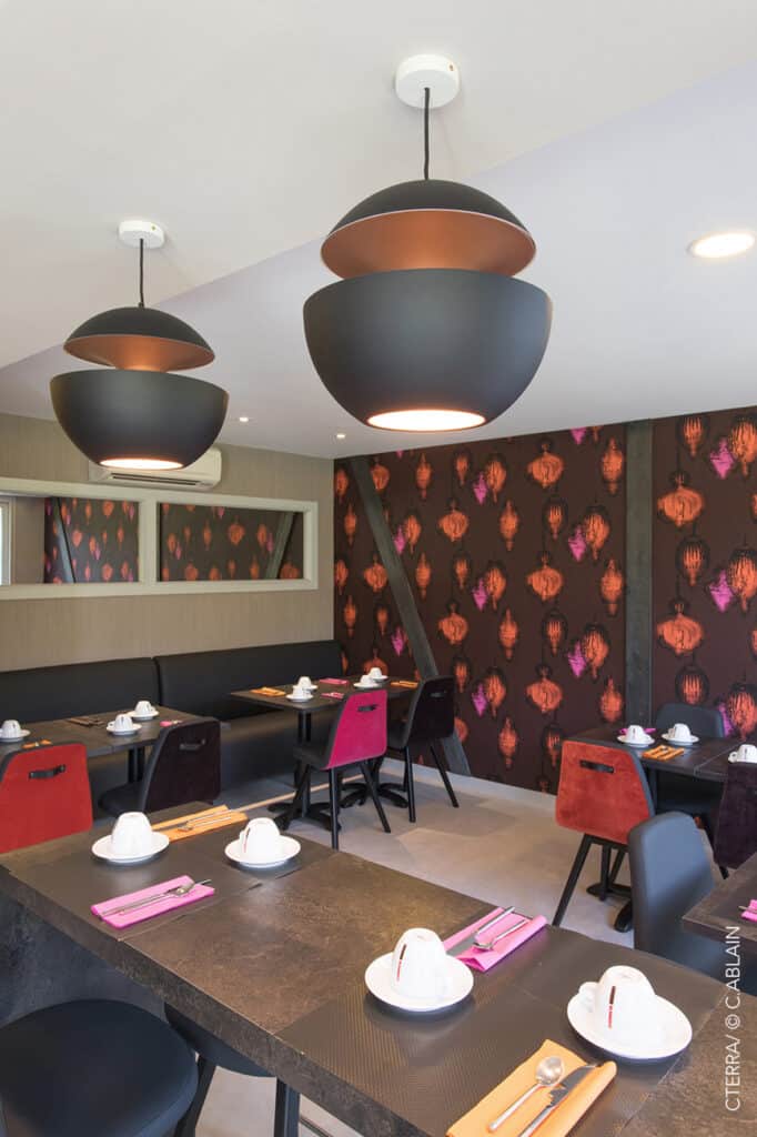 Création d'intérieur pour restaurant à Vannes. Sol linoléum, peinture, staff, pierre de parement, papier-peint Elitis, panoramique Montecolino, lampe Gras W Editions, banquette simili cuir, chaise velours, plafond tendu, zellige, sauna, jacuzzi.