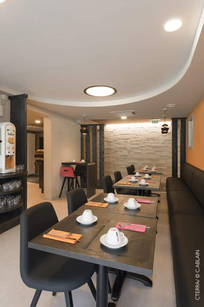 Création d'intérieur pour restaurant à Vannes. Sol linoléum, peinture, staff, pierre de parement, papier-peint Elitis, panoramique Montecolino, lampe Gras W Editions, banquette simili cuir, chaise velours, plafond tendu, zellige, sauna, jacuzzi.