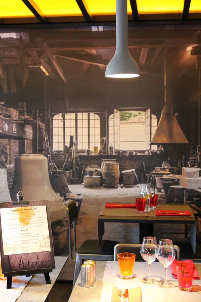 Conception agencement de restaurant dans un décor d'époque. Staff, polycarbonate, photo panoramique, moquette, verrière, cheminée encastrée, papier-peint effet bois, parement pierre grise