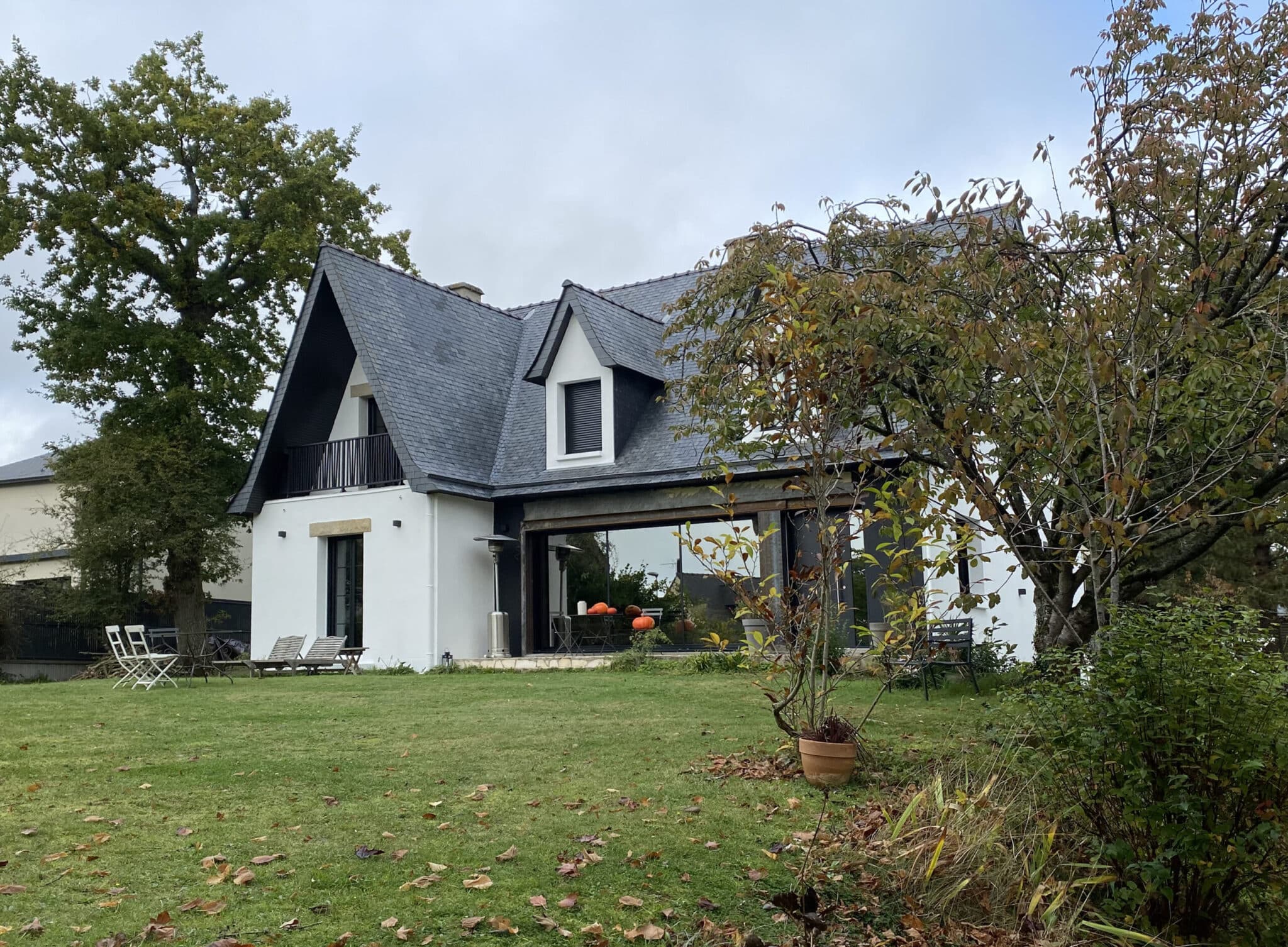 Rénovation de maison néo-bretonne, vue d'extérieur d'une maison néo-bretonne, rénovation