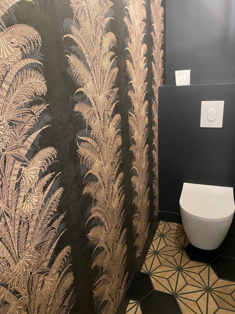 Rénovation de wc, papier peint, peinture noire