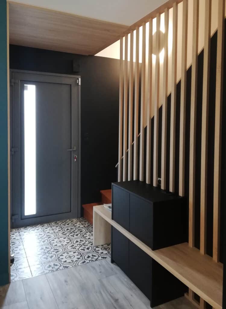 Rénovation d'entrée de maison, Carrelage imitation parquet, Agencement en stratifié ton bois, carreaux de ciment 20x20cm et hexagones noirs et motifs