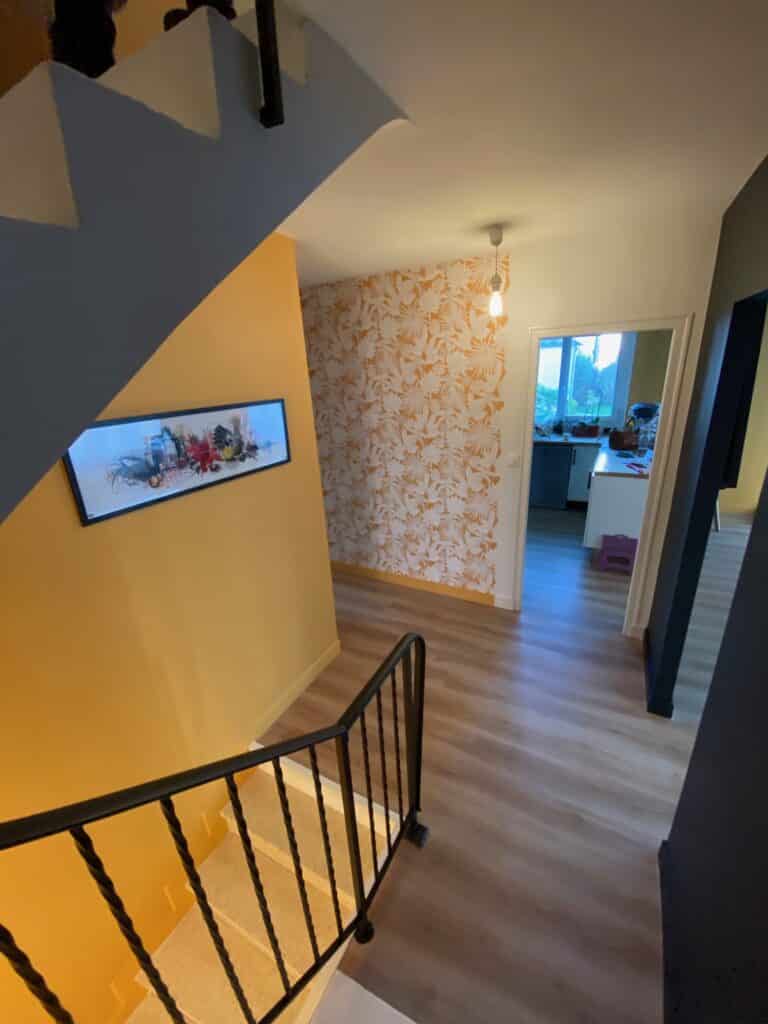 Rénovation d'intérieur avec escalier, couleur jaune tournesol, ol carrelage carreaux ciment, Agencement stratifié ton bois et blanc texturé Peinture jaune tournsol et blanc plume
