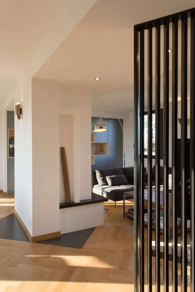 Rénovation de salon, Faux-plafond en lames stratifiées sur ossature métallique, style contemporain, design minimaliste