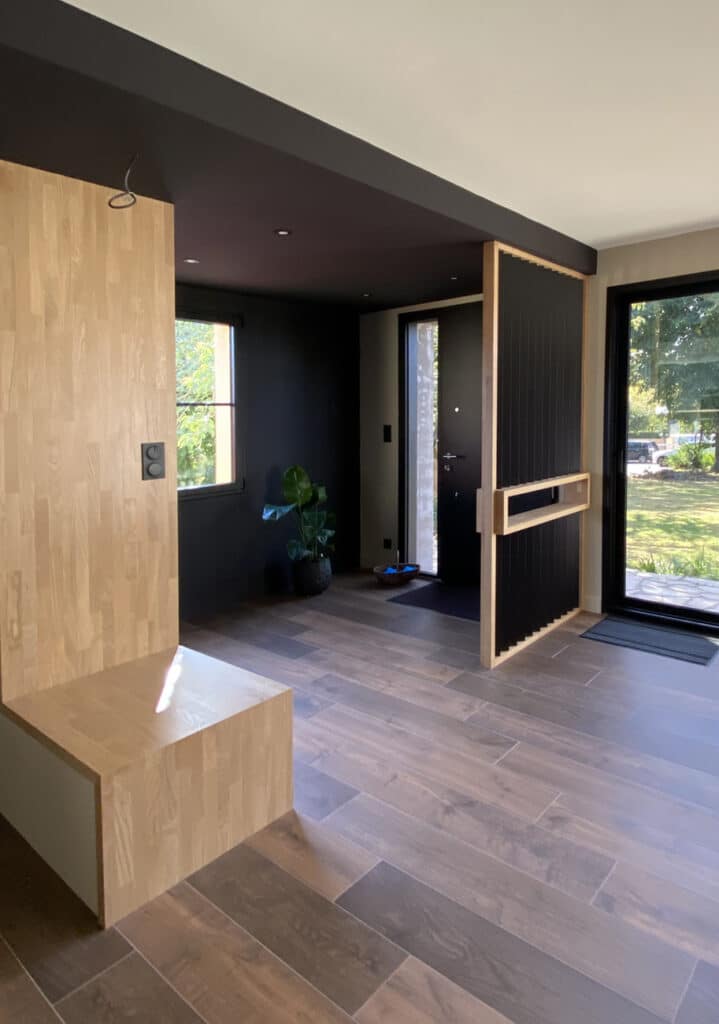 Rénovation de salon dans maison néo-bretonne, Carrelage Hexagonal uni noir et effet bois moka en 10x120cm