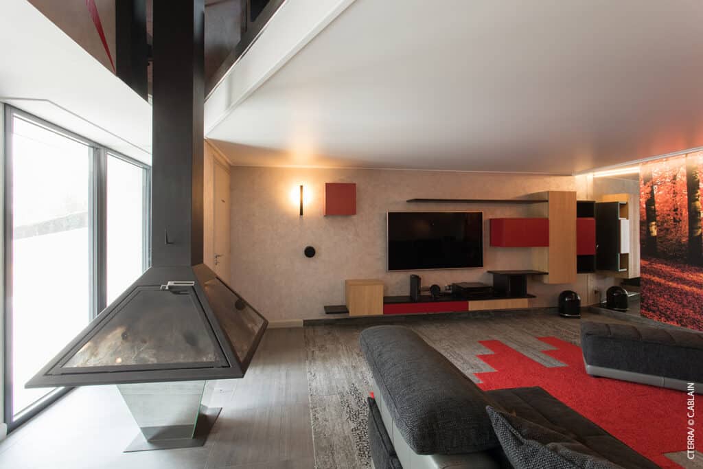 Rénovation de maison, conception de salle de jeu, tons rouges, faux plafond