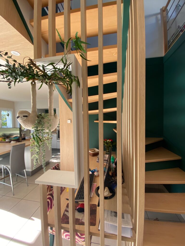 Rénovation d'escalier dans maison 2000 sur le thème du jardin, agencements et faux-plafond en stratifié Chêne Vendöme, Peinture vert Pyrénées ; papier-peint.