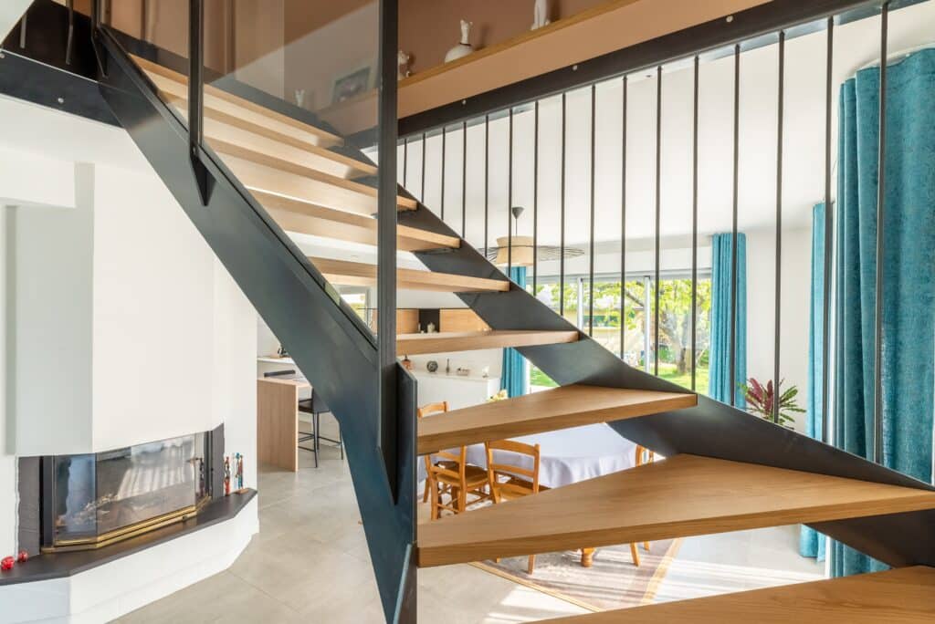 Rénovation de maison avec escalier, Escalier en acier naturel poli et verni, claustra toute hauteur en fer plat, marches en chêne massif